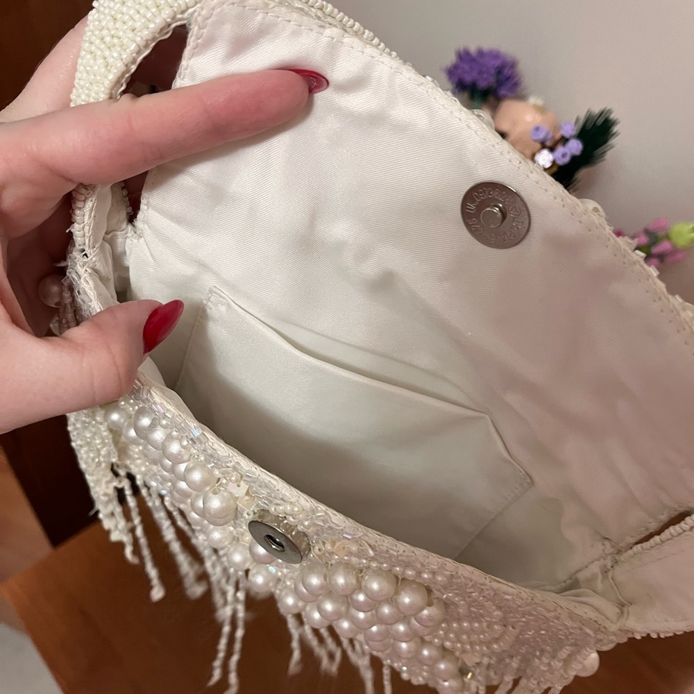 Elegant Pearl-Embellished Cream Handbag - Picture 5 of 6